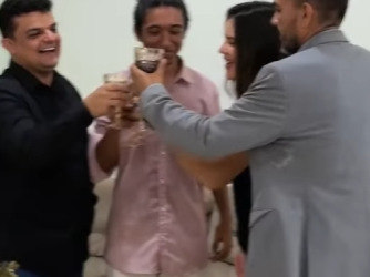 D2000004 Mulher atrevida se envolveu com os companheiros de suas amigas part2