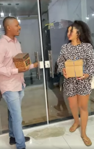 D2000012 Empregada revela a infidelidade de seu chefe e se apaixona por seu chefe part2