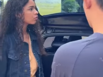 D2000011 A garota se trocou na frente dos outros e você não vai imaginar porque ela fez isso part2