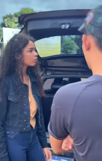 D2000011 A garota se trocou na frente dos outros e você não vai imaginar porque ela fez isso part2