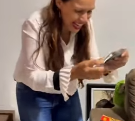 D1300010 Funcionária faz armadilha jogando fubá no chão part2