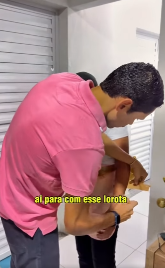 D1300007 Tim fez sua funcionária Adriana amarrar sua esposa Chris com fita part2