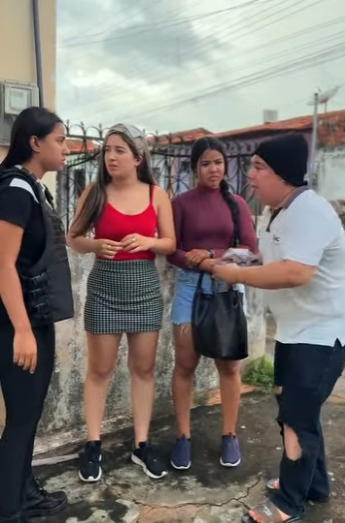 Jovens engenhosas usaram uma sacola rasgada para fazer justiça part2