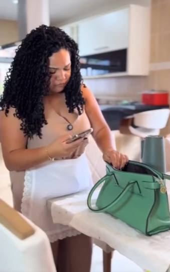 D1800006 Nem todo sorriso significa felicidade…part2