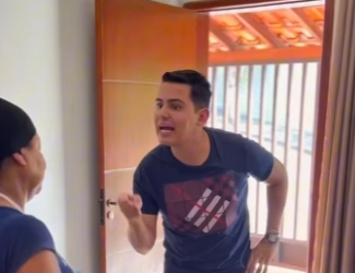 D1300010 Luís sujou todo o chão para Adriana ter que limpar tudo de novo part2