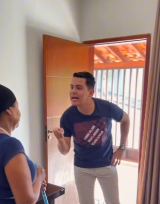 D1300010 Luís sujou todo o chão para Adriana ter que limpar tudo de novo part2