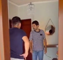 D1300011 Tim colocou o Luís para limpar todo o chão que ele mesmo sujou pra obrigar Adriana a limpar part2