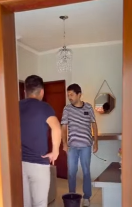 D1300011 Tim colocou o Luís para limpar todo o chão que ele mesmo sujou pra obrigar Adriana a limpar part2