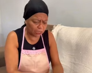 D1300002 Patroa coloca muito dinheiro no tênis que deu para a funcionária part2