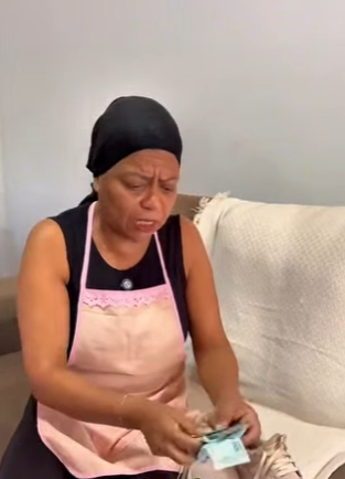 D1300002 Patroa coloca muito dinheiro no tênis que deu para a funcionária part2