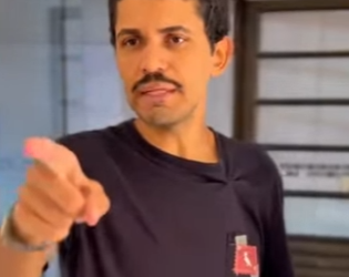 D1300013 Tim comprou um presente para o Luís mais deu para Adriana como uma lição nele part2