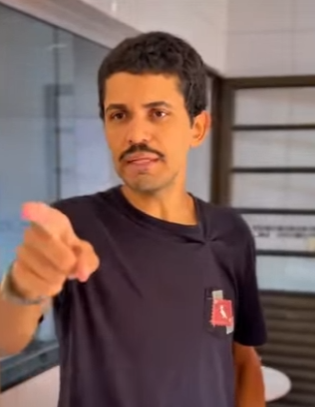 D1300013 Tim comprou um presente para o Luís mais deu para Adriana como uma lição nele part2