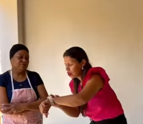 D1300005 Adriana não aceitou que a patroa sujou todo o chão para ela refazer o serviço part2