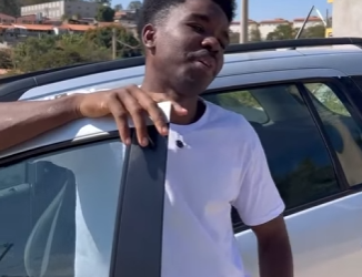 D0400010 Mulher com fome sentava se para comer sem se importar com as pessoas e não oferecia part2