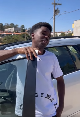 D0400010 Mulher com fome sentava se para comer sem se importar com as pessoas e não oferecia part2