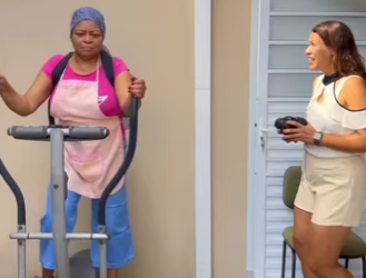 D1300014 Chris deu a câmera para Adriana, mais acusou ela de ter pegado para o patrão part2