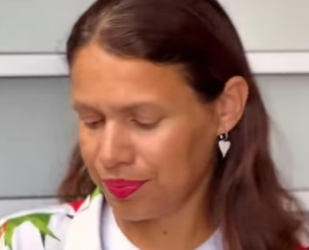 D1300004 Adriana gravou tudo a filha do patrão lavando a televisão e a mãe apoiando part2