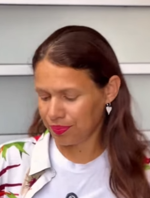 D1300004 Adriana gravou tudo a filha do patrão lavando a televisão e a mãe apoiando part2