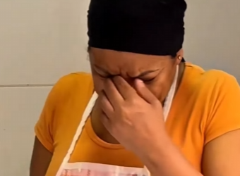 D1300003 Patroa colocou o prato de comida da funcionária no chão da casa part2