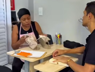 D1300001 Patroa coloca muito dinheiro no tênis que deu para a funcionária part2