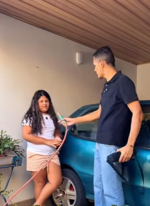D1300018 Filha queria colocar água dentro do tanque de combustível do carro part2
