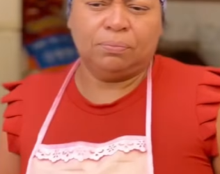 D1300007 Ela jogou o tênis do seu esposo no lixo e acusou a funcionária de ter jogado part2