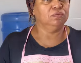 D1300010 Quebrou o presente só porque achou que era da sua funcionária part2