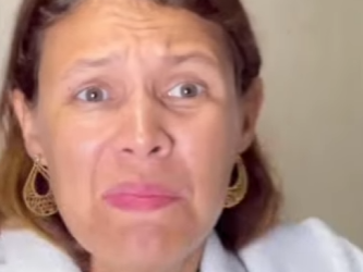 D1300008 Patroa deu um colar para sua funcionária mais ela teve uma surpresa inesperada part2