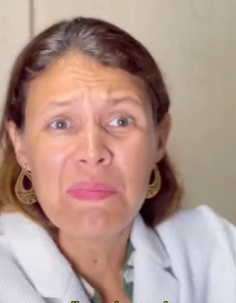 D1300008 Patroa deu um colar para sua funcionária mais ela teve uma surpresa inesperada part2