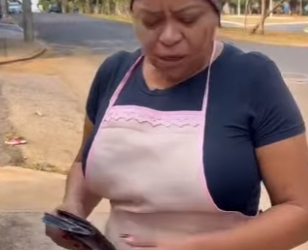 D1300011 Funcionária encontrou uma carteira cheia de dinheiro na rua part1