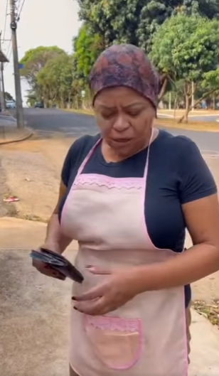 D1300011 Funcionária encontrou uma carteira cheia de dinheiro na rua part1