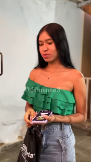 D1000009 Ela achou que iria ganhar presente, mais olha oque realmente acontece part2