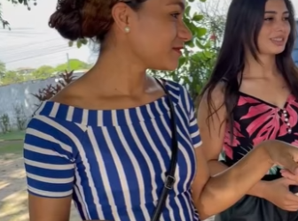 D2000001 Filha ve a mae passando com outro part2