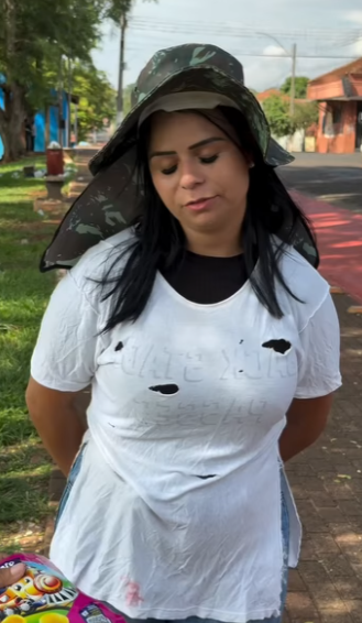 D2000010 Empresária bem sucedida se veste de mendiga para testar o caráter de uma mulher de rua part2