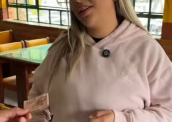 D1800009 Ela aproveitou que amiga pediu as sobras para fazer isso… (1) part2