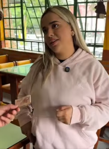 D1800009 Ela aproveitou que amiga pediu as sobras para fazer isso… (1) part2