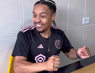 D0400010 Por causa do seu amor ao futebol ela fez isso part2