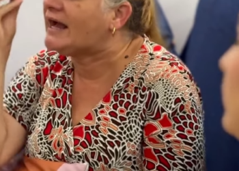 D1800001 A esposa chega com um presente que ganhou no trabalho, mas seu marido fez ela devolver… part2