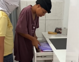 D1800009 Homem gasta dinheiro com filho de outra enquanto part2