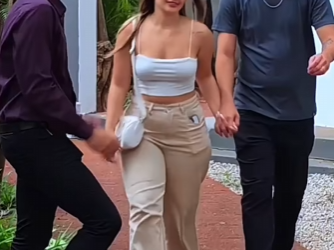 D0100007 Ele BEIJOU ela na frente do namorado! part2