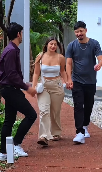 D0100007 Ele BEIJOU ela na frente do namorado! part2