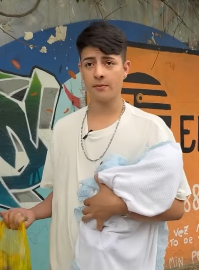 D0400012 Mãe abandona filho em um banco para namorado part2