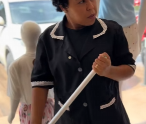 D2000003 Esta mulher age de má fé trocando etiqueta de produtos em loja empregada viu tudo veja o que acontec part2