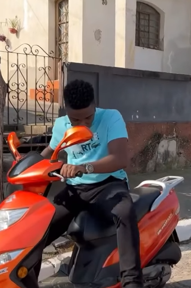 D0400001 Essa garota desde que entrou em um avião mudou com part2