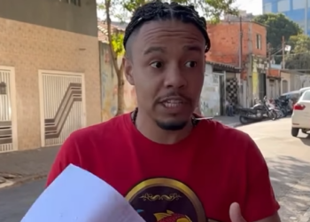 D0400013 Ela vende casa com todos os inquilinos dentro po part2