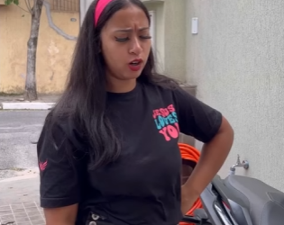 D0400002 Ela comprou uma moto porque sua amiga recomendou sem imaginar o que aconteceria part2