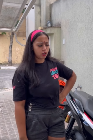D0400002 Ela comprou uma moto porque sua amiga recomendou sem imaginar o que aconteceria part2