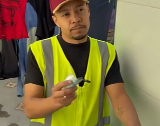 D0400012 Uma linda mulher coloca um mototáxi em seu lugar part2