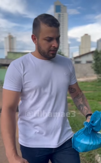 D1000013 Empresário ajuda morador de uma final emocio part2