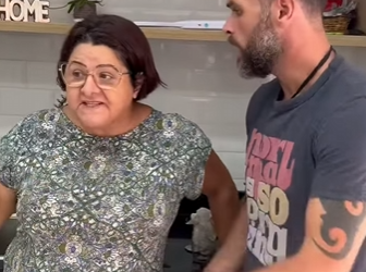 D2000010 Tia avó m4ltr4t4 menino pai não percebe que part2